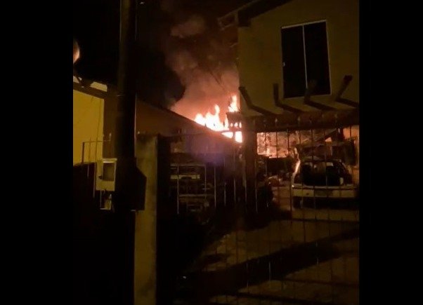 Casa é totalmente destruída pelo fogo, em Laguna