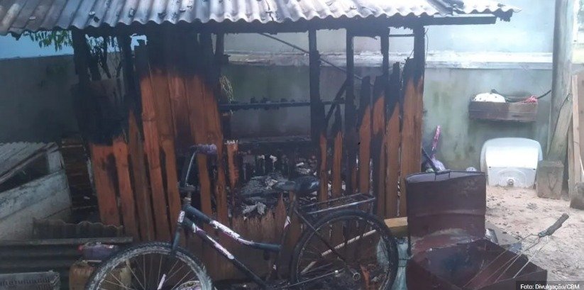 Casinha de bonecas é completamente destruía pelo fogo