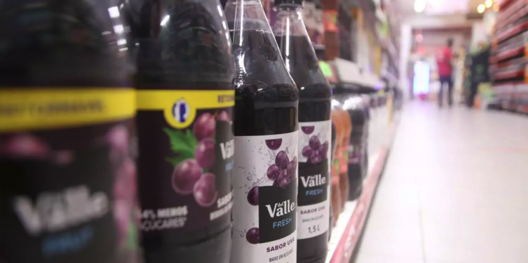 Del Valle Fresh #ParaTodosVerem Na foto, uma prateleira de supermercado com o produto Del Valle Fresh, da Coca-Cola