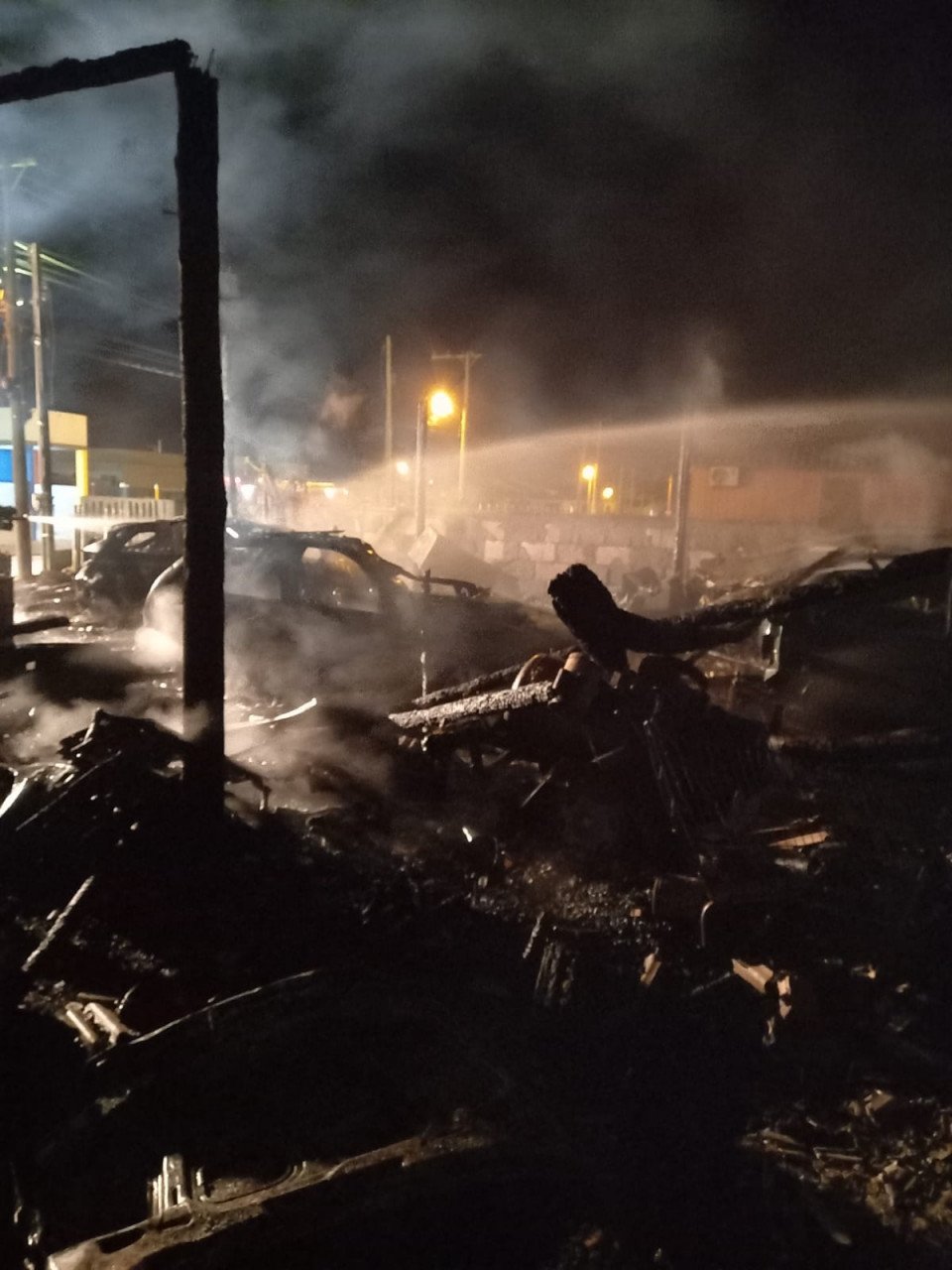 Estabelecimento de chapeação e pintura fica completamente destruído pelas chamas em Balneário Rincão (2)