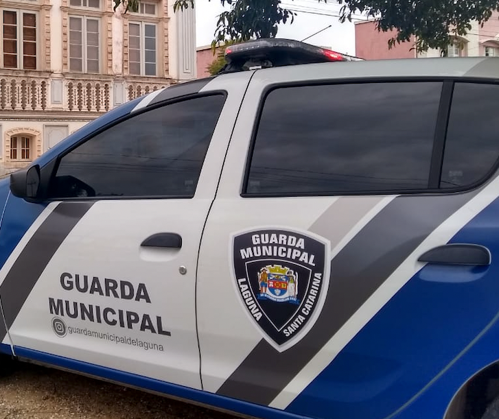 Guarda Municipal de Laguna #ParaTodosVerem Na foto, o detalhe de uma viatura da Guarda Municipal de Laguna