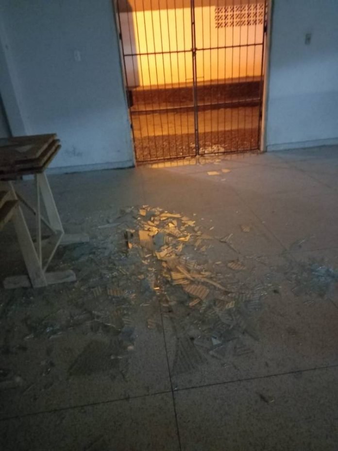 Ladrões quebram vidros de salão de igreja em Criciúma e itens são furtados