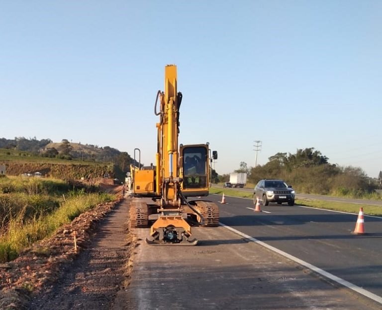 #ParaTodosVerem Na foto, um trabalhador, dentro de um máquina amarela, faz obras de melhorias na BR-101
