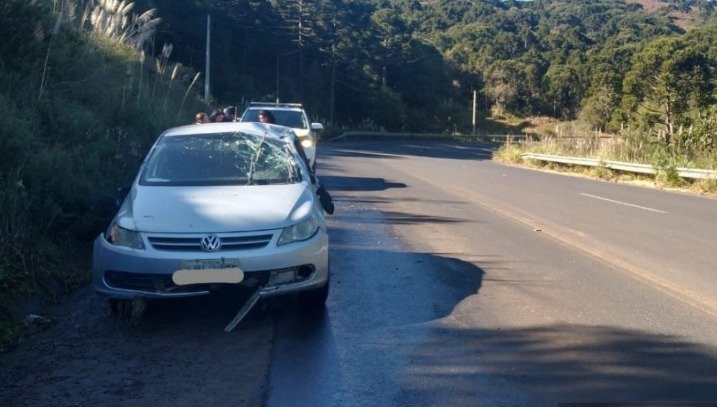 Motorista perde controle da direção e capota carro de Criciúma em São Joaquim