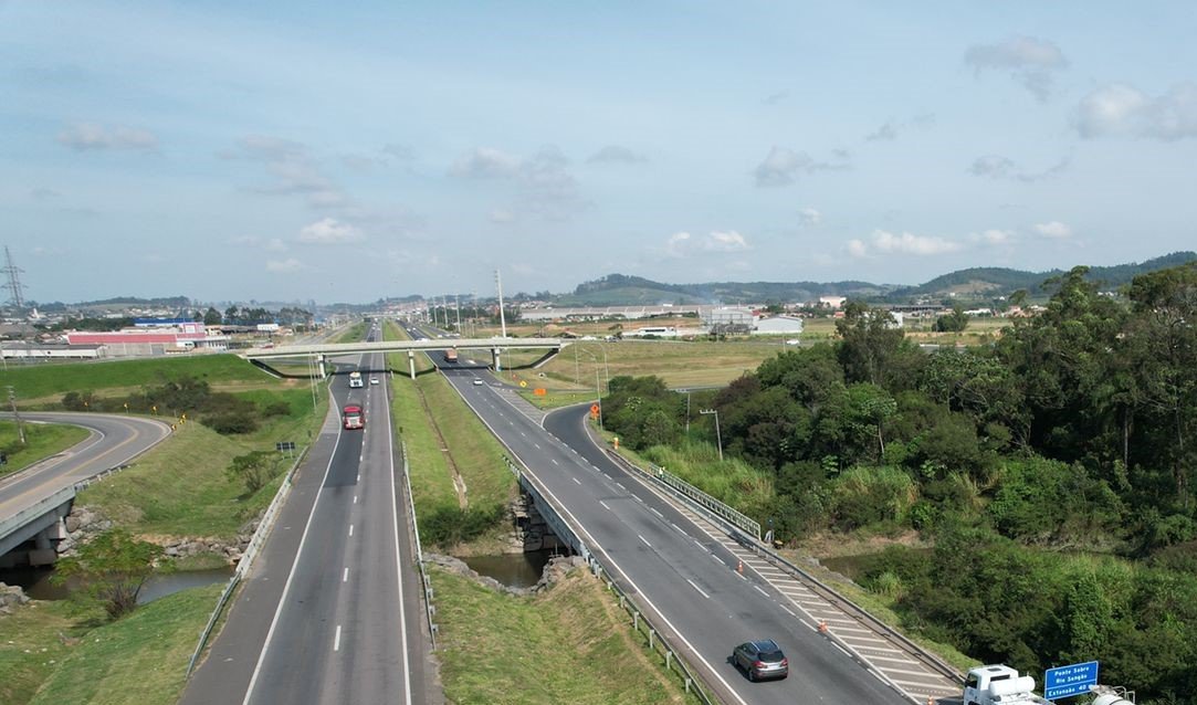 POnte sobre o RIo Sangão #ParaTodosVerem Na foto, o trecho onde haverá o bloqueio de tráfego, por 30 minutos, na ponte sobre o Rio Sangão, na BR-101
