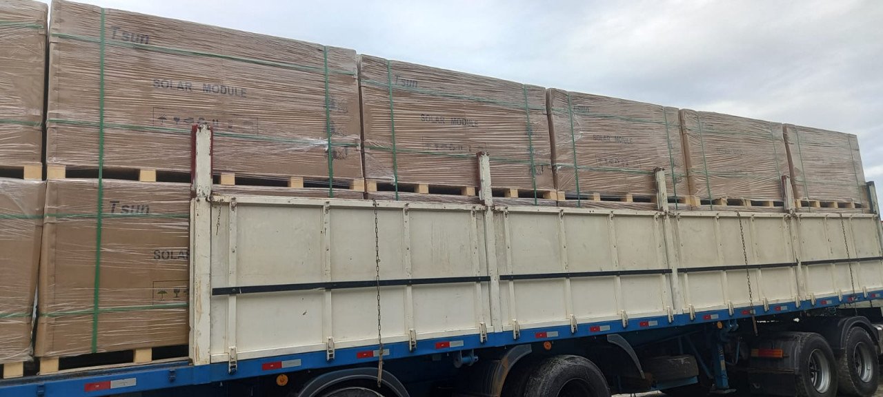 Roubo de carga TB #ParaTodosVerem Na foto, um caminhão carregado com modelos solares, cuja carga foi furtada por uma quadrilha especializada neste tipo de furto