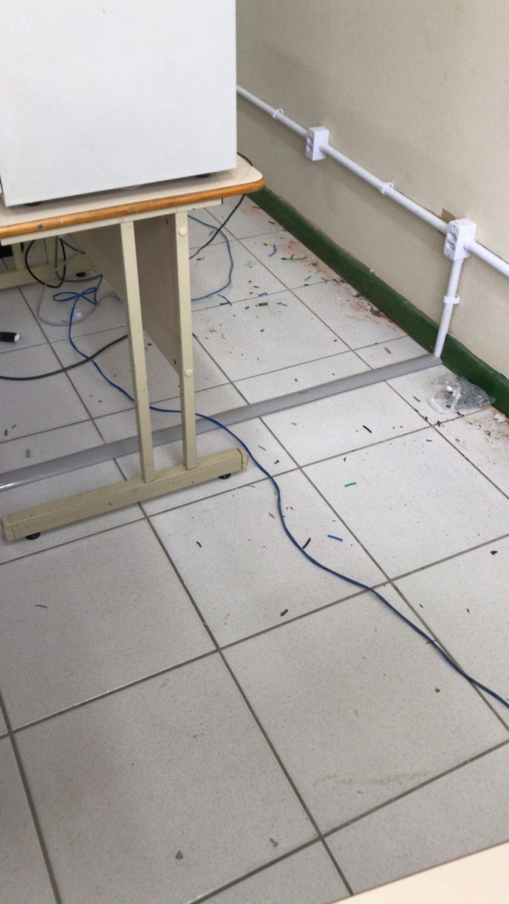 sala de aula #Pracegover Foto: na imagem há um móvel, piso e fios