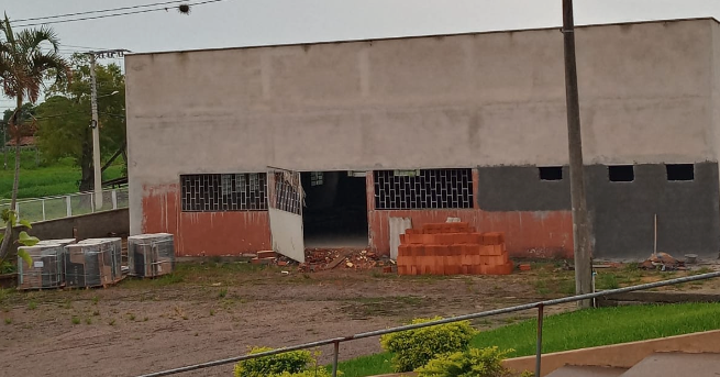 Salão paroquial #ParaTodosVerem Na foto, um prédio de alvenaria inacabado