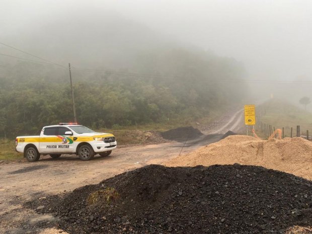 Serra do Corvo Branco #ParaTodosVerem Na foto, uma viatura da Polícia Militar Rodoviária (PMRv) faz o monitoramento do bloqueio na Serra do Corvo Branco, entre Urubici e Grão-Pará