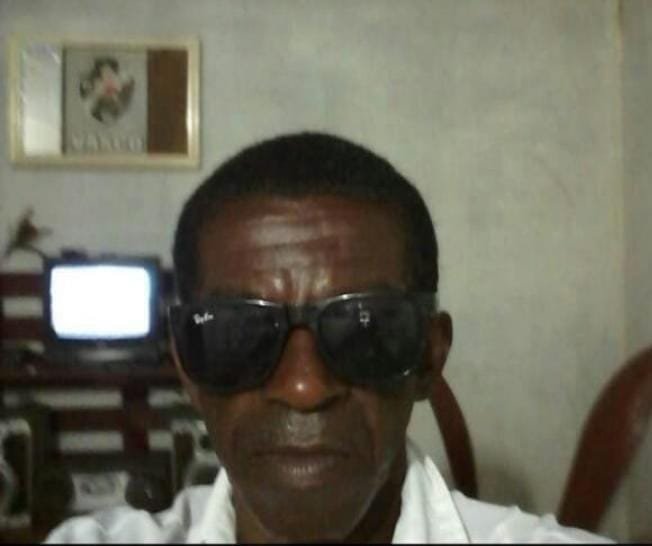 Seu Xinga #ParaTodosVerem Na foto, um homem com óculos escuros