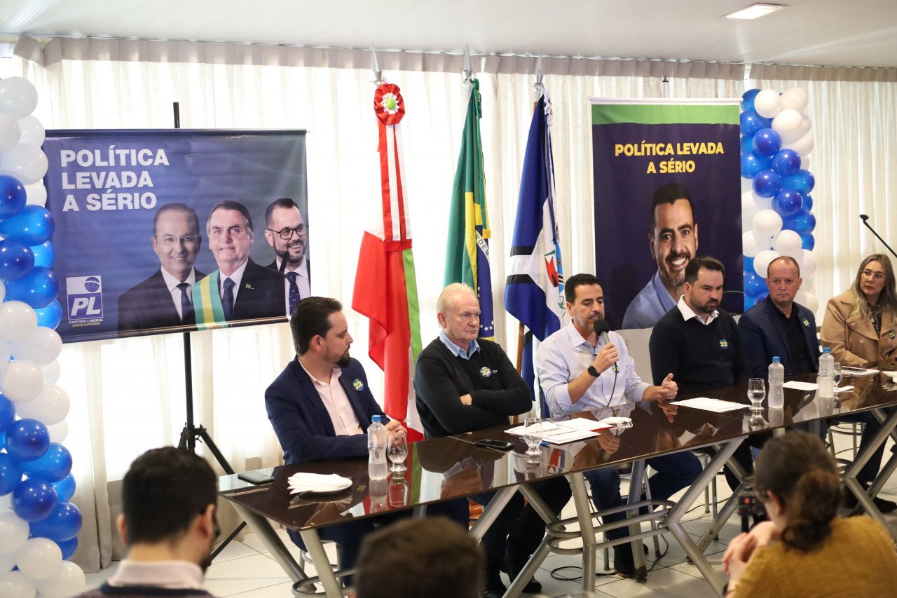 Soratto #ParaTodosVerem Na foto, o advogado Estêner Soratto (no centro, com microfone) fala sobre sua pré-campanha à Assembleia Legislativa