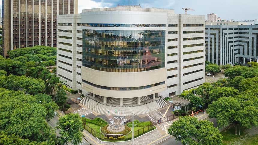 TRF4 #ParaTodosVerem Na foto, um prédio de dez andares, com a frente espelhada. O edifício é a sede do Tribunal Regional Federal da 4ª Região.