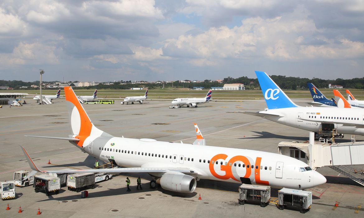 avião #ParaTodosVerem Na foto, aviões em um aeroporto