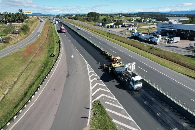 #ParaTodosVerem Na foto, uma equipe faz manutenção da rua lateral a uma rodovia federal