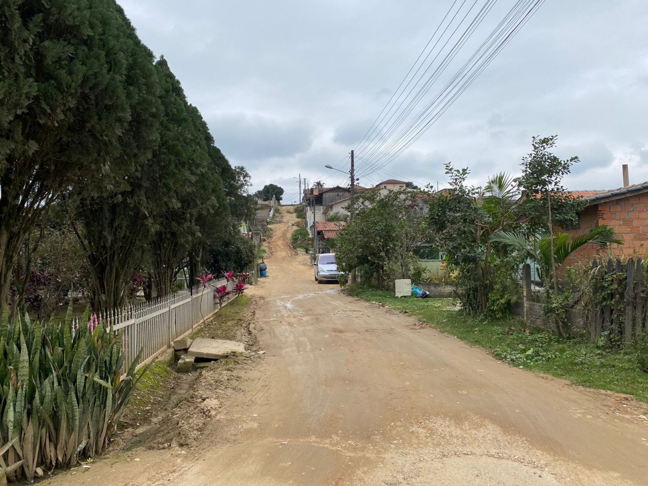 Braço do Norte #ParaTodosVerem Na foto, uma rua de chão batido que será pavimentada com lajotas