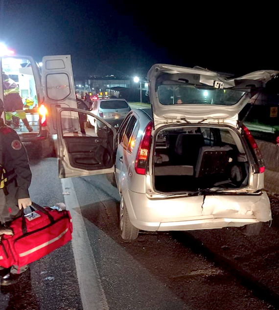 Acidente Capivari #ParaTodosVerem Na foto, um carro com a traseira batida. Ao lado há uma ambulância