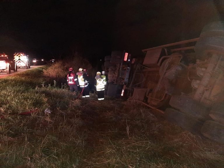Carreta tomba após saída de pista na BR-101, em Sangão