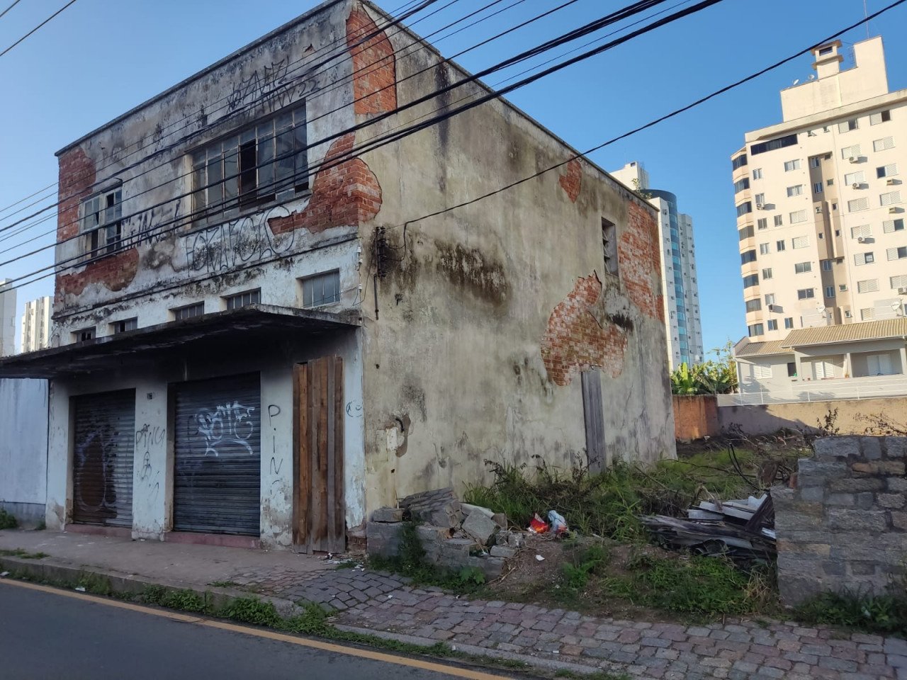 casa abadonada #ParaTodosVerem Na foto, o prédio abandonado na Rua Coronel Cabral, no Centro de Tubarão