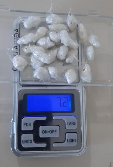 Crack Tubarão #ParaTodosVerem Na foto, porções de crack em cima de uma balança