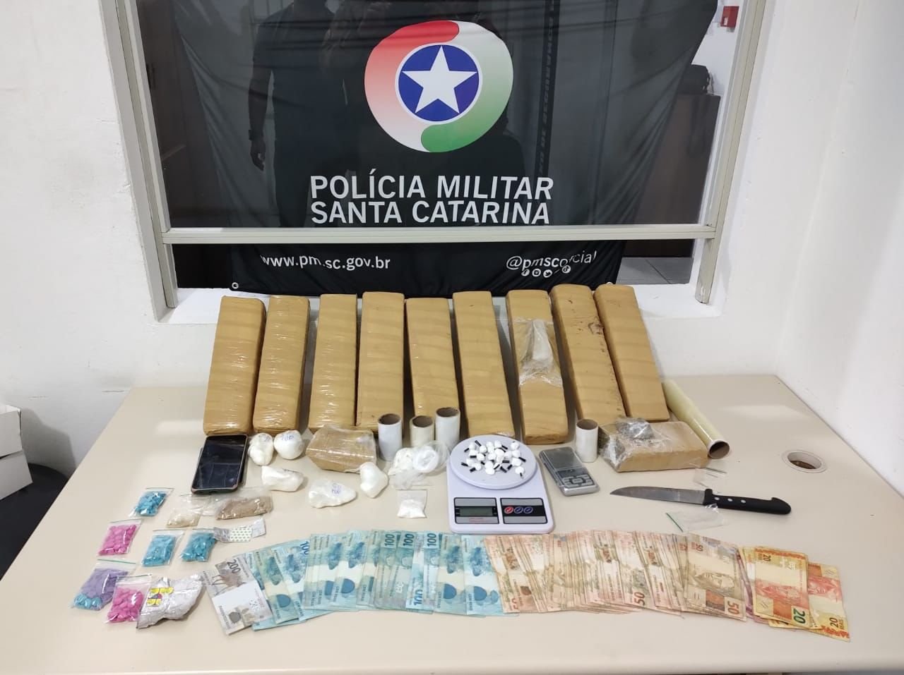 Drogas e mais de R$ 6 mil em dinheiro são apreendidos. Um homem é preso