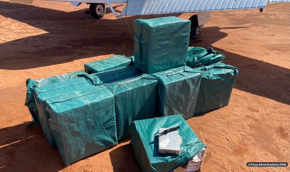 FAB intercepta avião com 500 quilos de cocaína