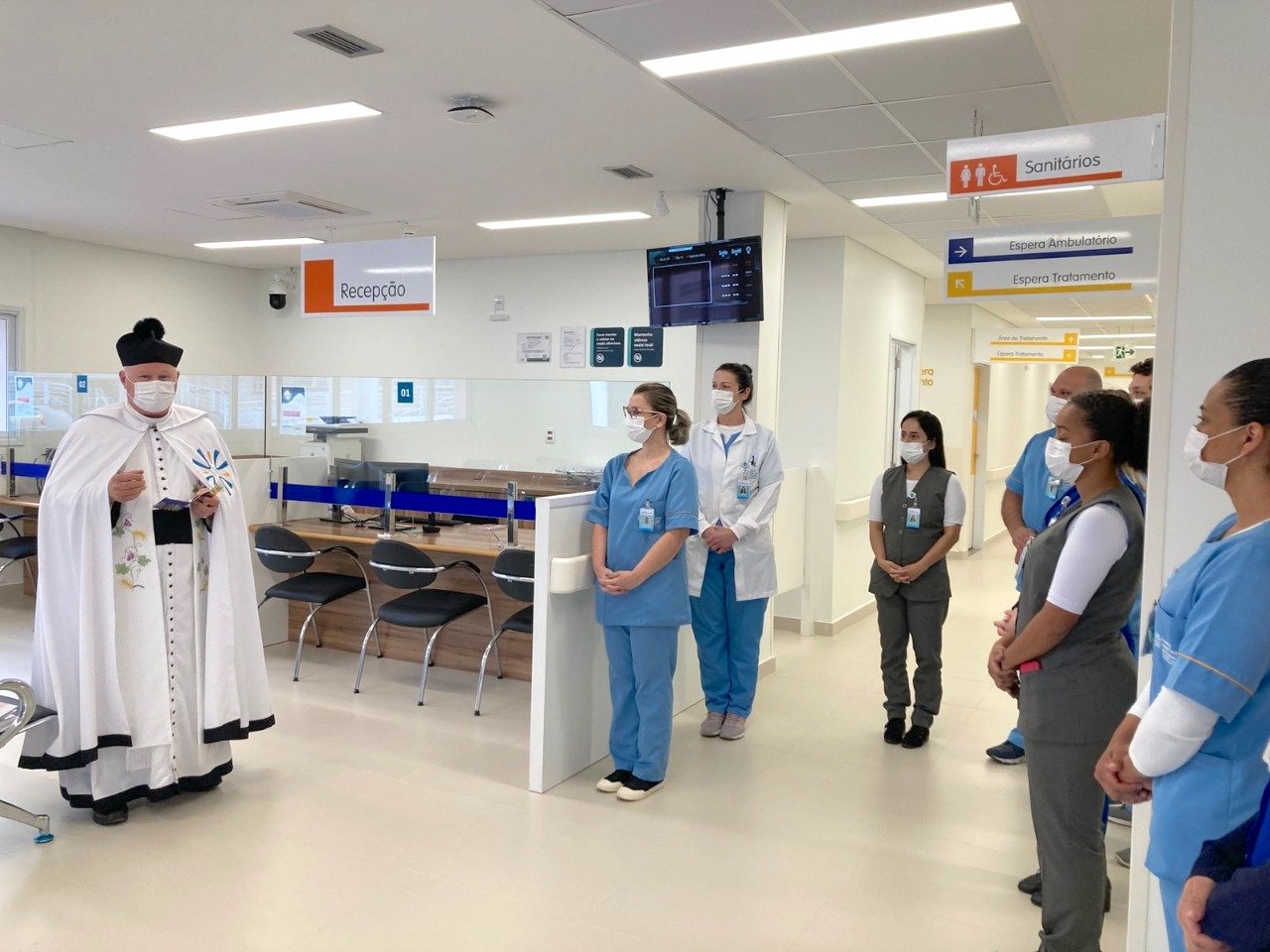 HNSC #ParaTodosVerem Na foto, um padre abençoa uma ala hospitalar recém inaugurada