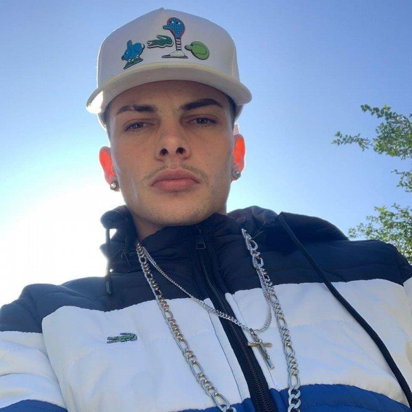 identificada-vitima-de-explosao-em-icara #ParaTodosVerem Na foto, um jovem com boné e agasalho