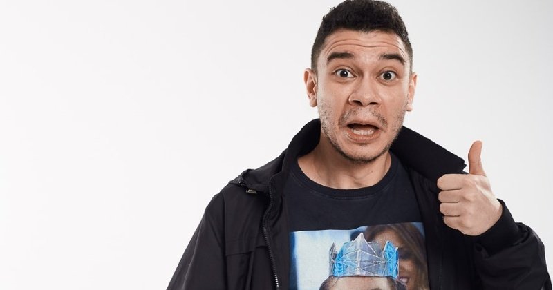 Igor Guimarães #ParaTodosVerem Na foto, o comediante Igor Guimarães