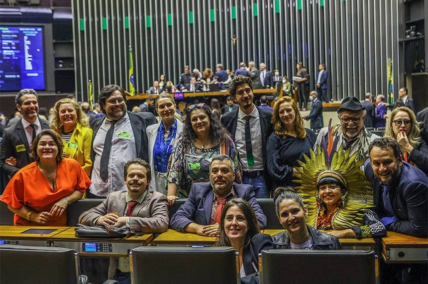 imagem_materia #ParaTodosVerem Na foto, artistas e outras pessoas ligadas ao meio cultural nacional acompanham a votação da derrubada dos vetos às leis Aldir Blanc 2 e Paulo Gustavo