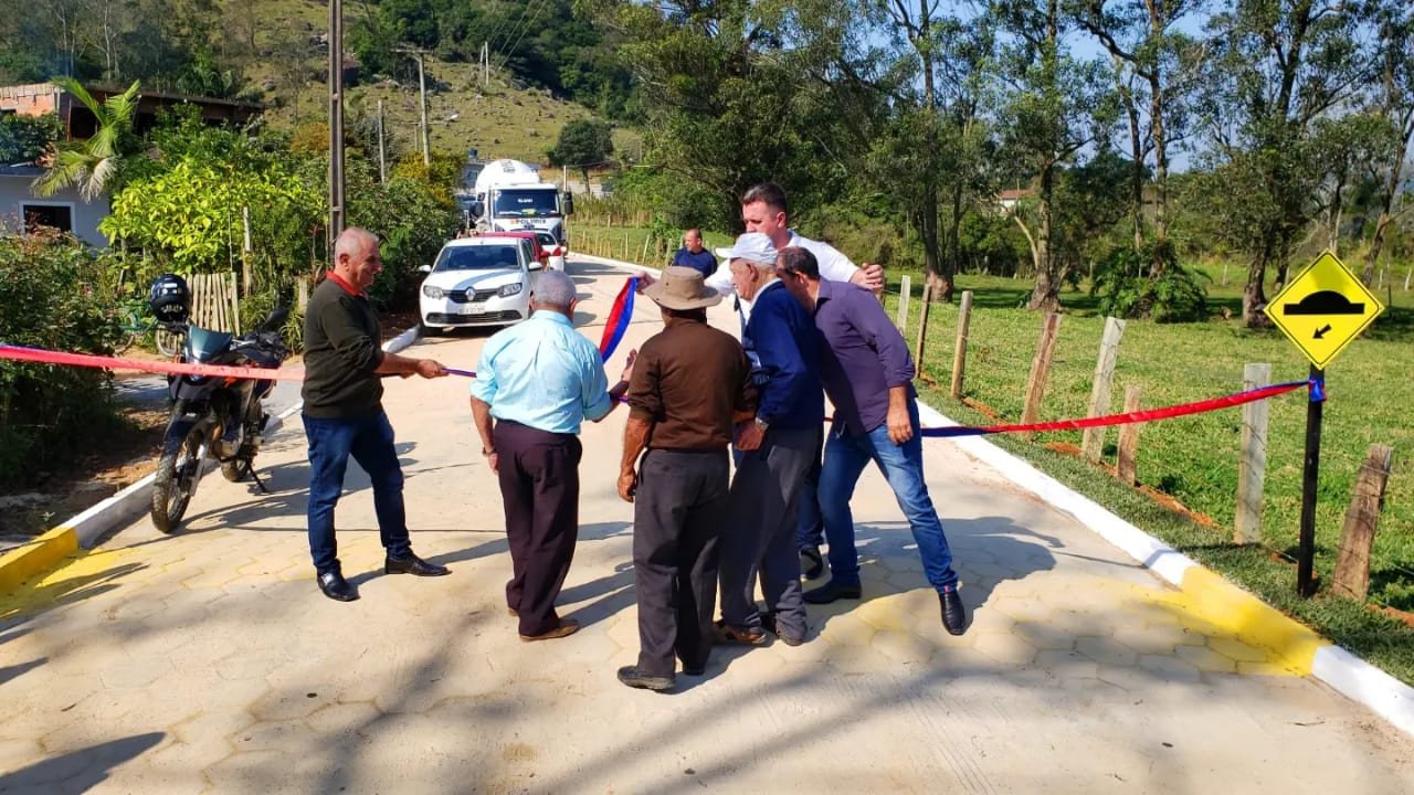 Imaruí #ParaTodosVerem Na foto, uma grupo de pessoas na inauguração de uma obra em uma estrada