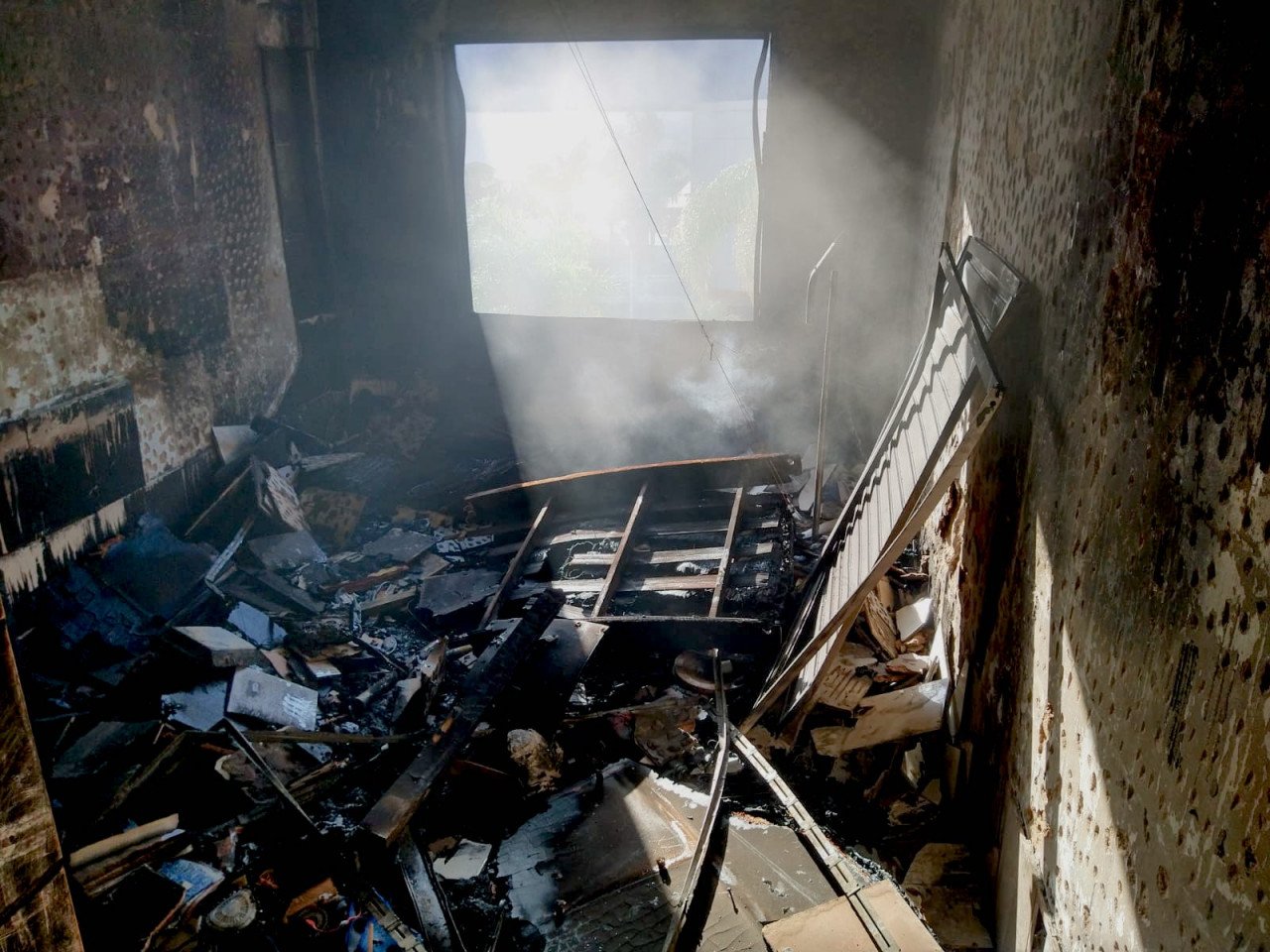 Incêndio Criciúma #ParaTodosVerem Na foto, um quarto completamente destruído por um incêndio