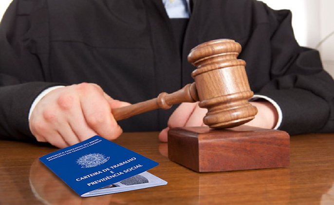 Justiça-do-Trabalho-20170807-094413 #ParaTodosVerem Na foto, um juiz togado segura um malhete. Ao lado, há uma carteira de trabalho