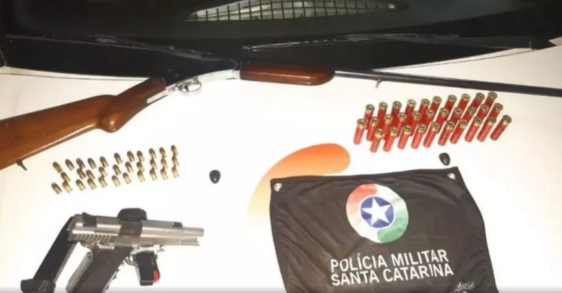 Motorista embriagado é encontrado dormindo em carro com armas e munições
