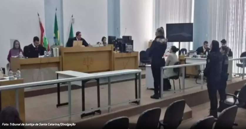 Mulher é condenada a 24 anos de prisão por matar mãe de 89 anos com 17 tesouradas