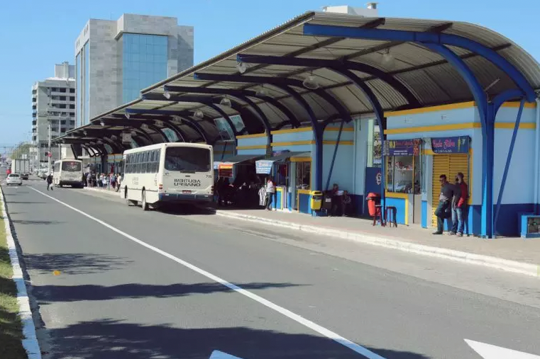 ônibus Imbituba #ParaTodosVerem Na foto, o terminal de ônibus de Imbituba