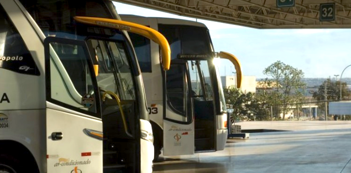 ônibus #ParaTodosVerem Na foto, dois ônibus
