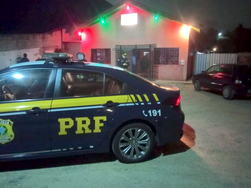 Paraguaia #ParaTodosVerem Na foto, uma viatura da Polícia Rodoviária Federal em frente de um estabelecimento adulto às margens da BR-101, onde uma jovem de 18 anos foi resgatada