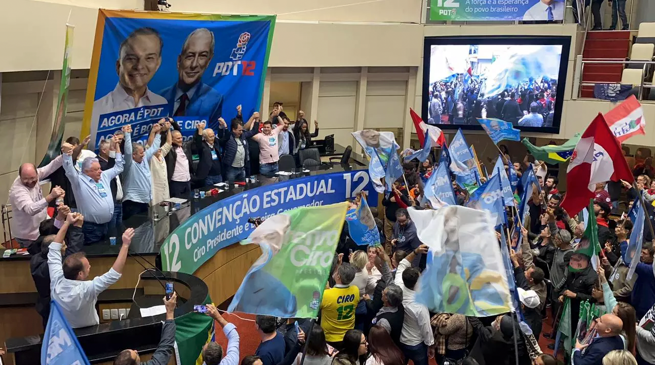 PDT #ParaTodosVerem Na foto, um grupo de pessoas em uma convença partidária