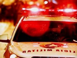 #ParaTodosVerem Na foto, uma viatura da Polícia Militar com o giroflex vermelho ligado