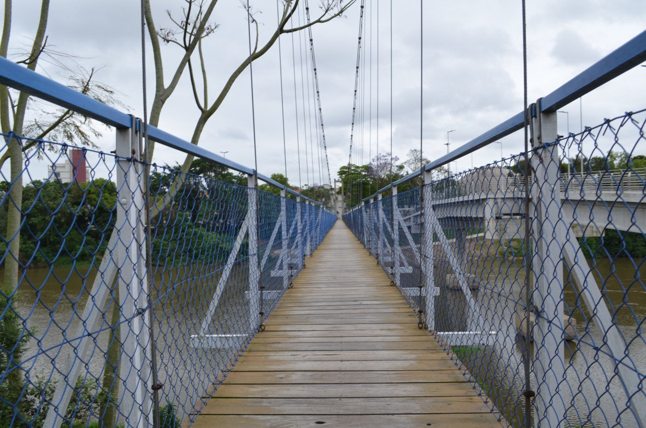 ponte de arame #ParaTodosVerem Na foto, a vista do piso da Ponte Pênsil, em Tubarão
