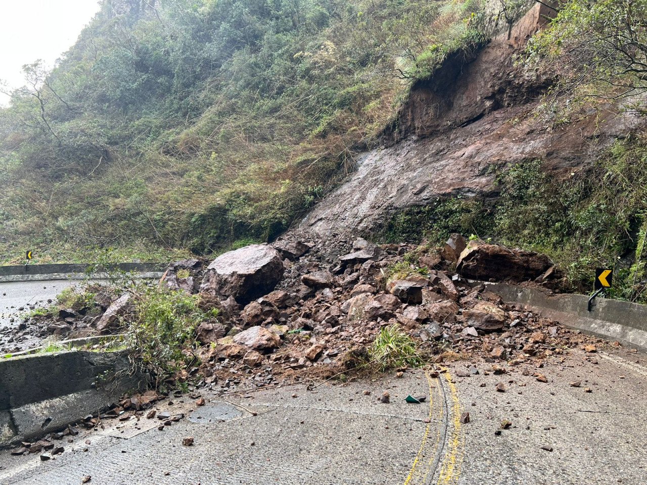 Queda de barreira interdita trânsito na Serra do Rio do Rastro