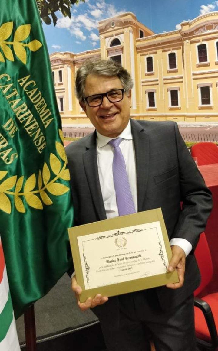 Rampinelli #ParaTodosVerem Na foto, o escritor e professor Waldir Rampinelli quando foi premiado pela Academia Catarinense de Letras pela sua obra “O menino que vê o mundo – confidências sobre os imigrantes italianos”, considerada o livro do ano em 2019