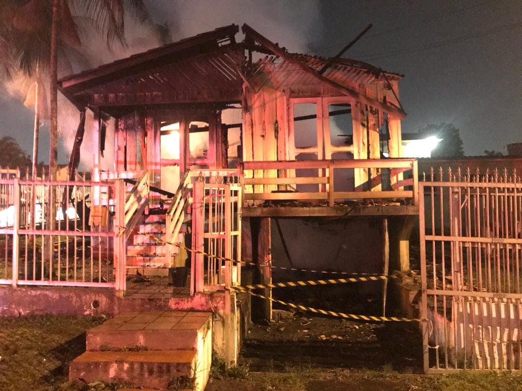 Residência é tomada pelas chamas, em Criciúma
