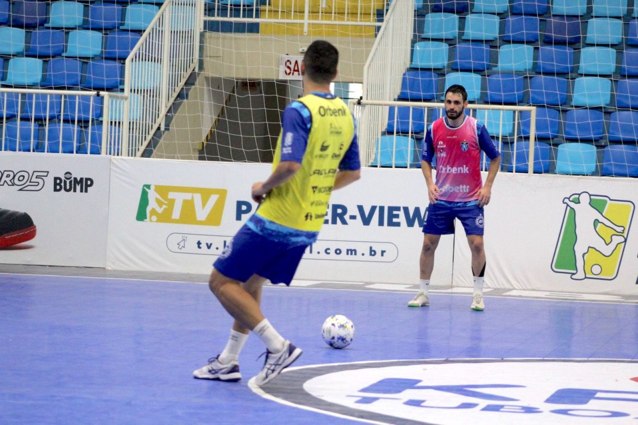 Tubarão Futsal #ParaTodosVerem Na foto, atletas do Tubarão Futsal em treinamento