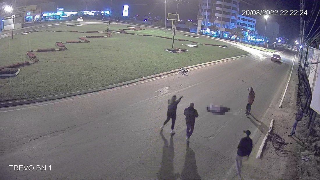 01-G #ParaTodosVerem Na foto, populares ajudam um homem caído em via pública