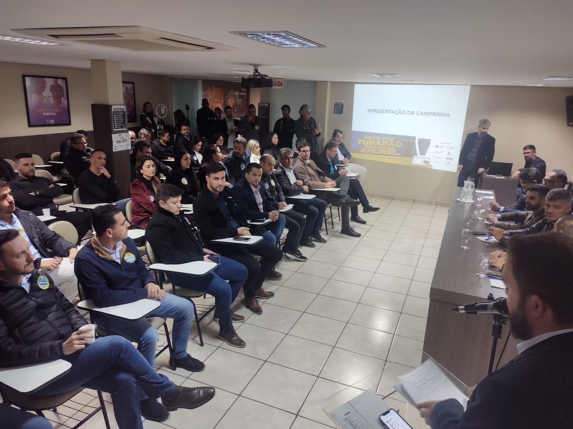 3349a0b1-1190-4129-bc99-761cfc839e7b #ParaTodosVerem Na foto, um grupo de pessoas em uma reunião