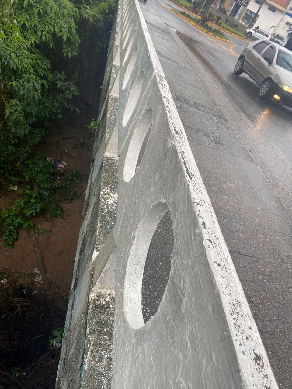 3373841 #ParaTodosVerem Na foto, a ponte onde o cano com a fiação elétrica que a iluminava sumiu após a ação de bandidos durante a madrugada