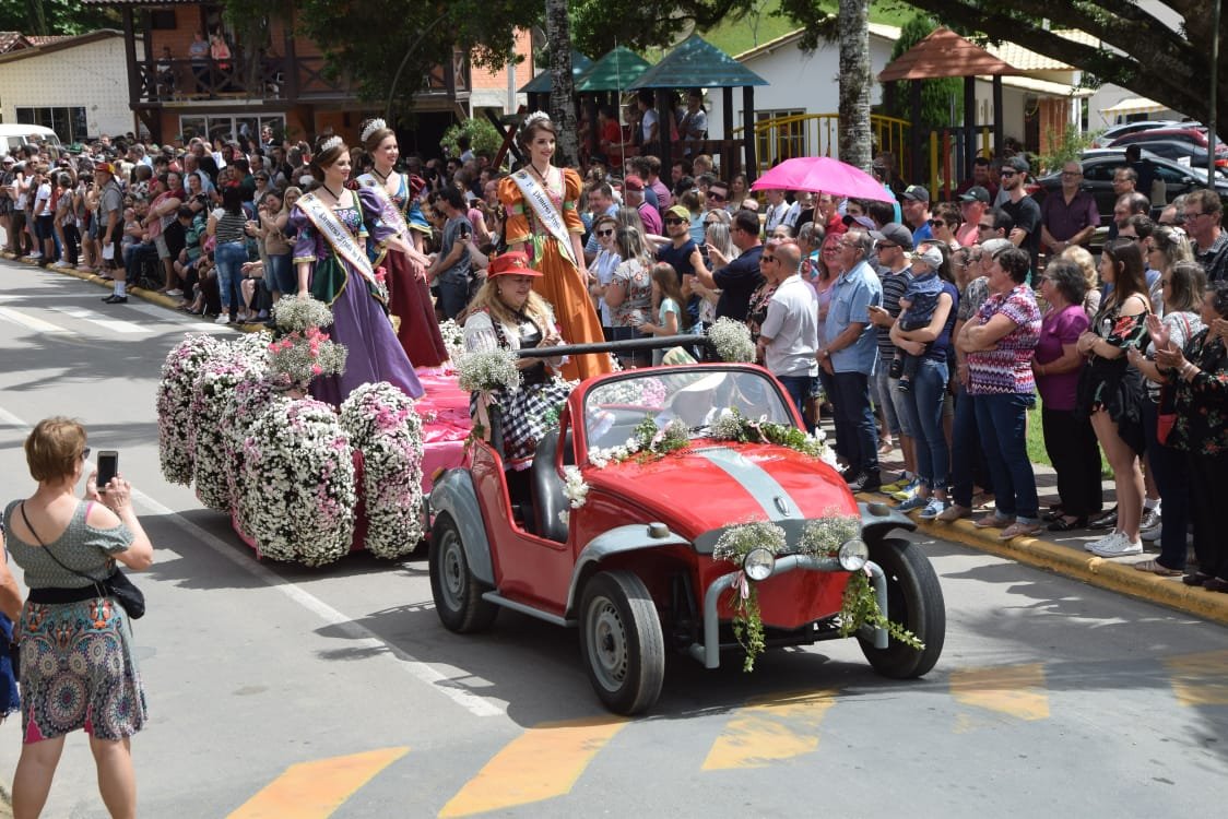 5909e3a2-7ff9-434c-8fe8-f84ed0a483aa #ParaTodosVerem Na foto, um desfile cultural alemão