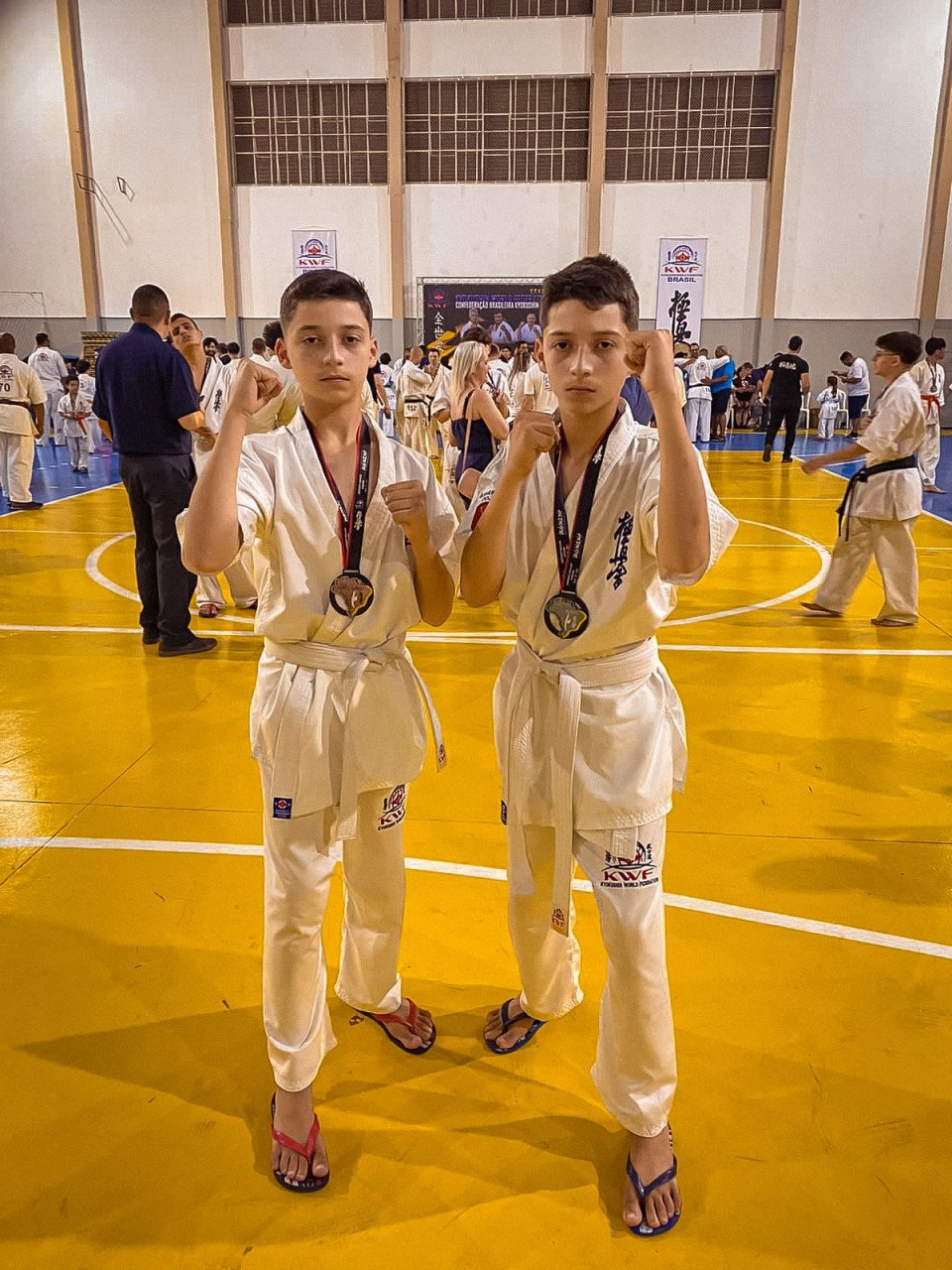 5ed8f095-eabe-492d-998f-c0c0094a1fbf #ParaTodosVerem Na foto, dois atletas de kyokushin karatê