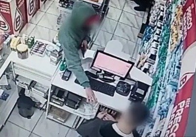 Armado, homem rende funcionário e rouba farmácia em Criciúma